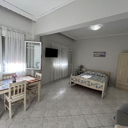 Studio Apartment In Nea Karvali Bagian luar foto