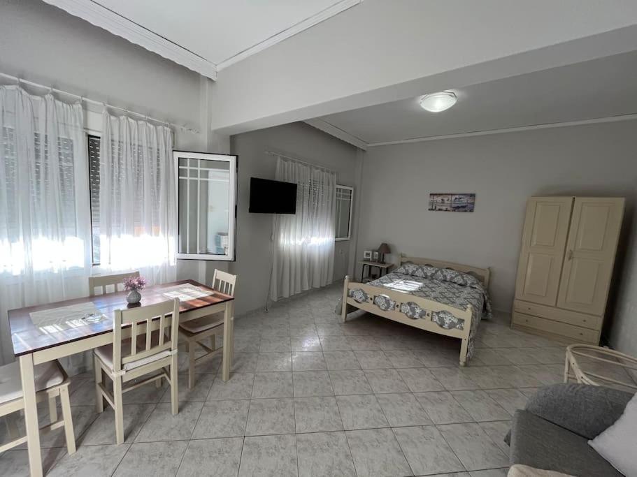 Studio Apartment In Nea Karvali Bagian luar foto